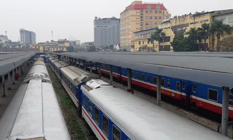 Vé tàu Bắc – Nam đã bán gần hết, đường sắt lập thêm tàu mới